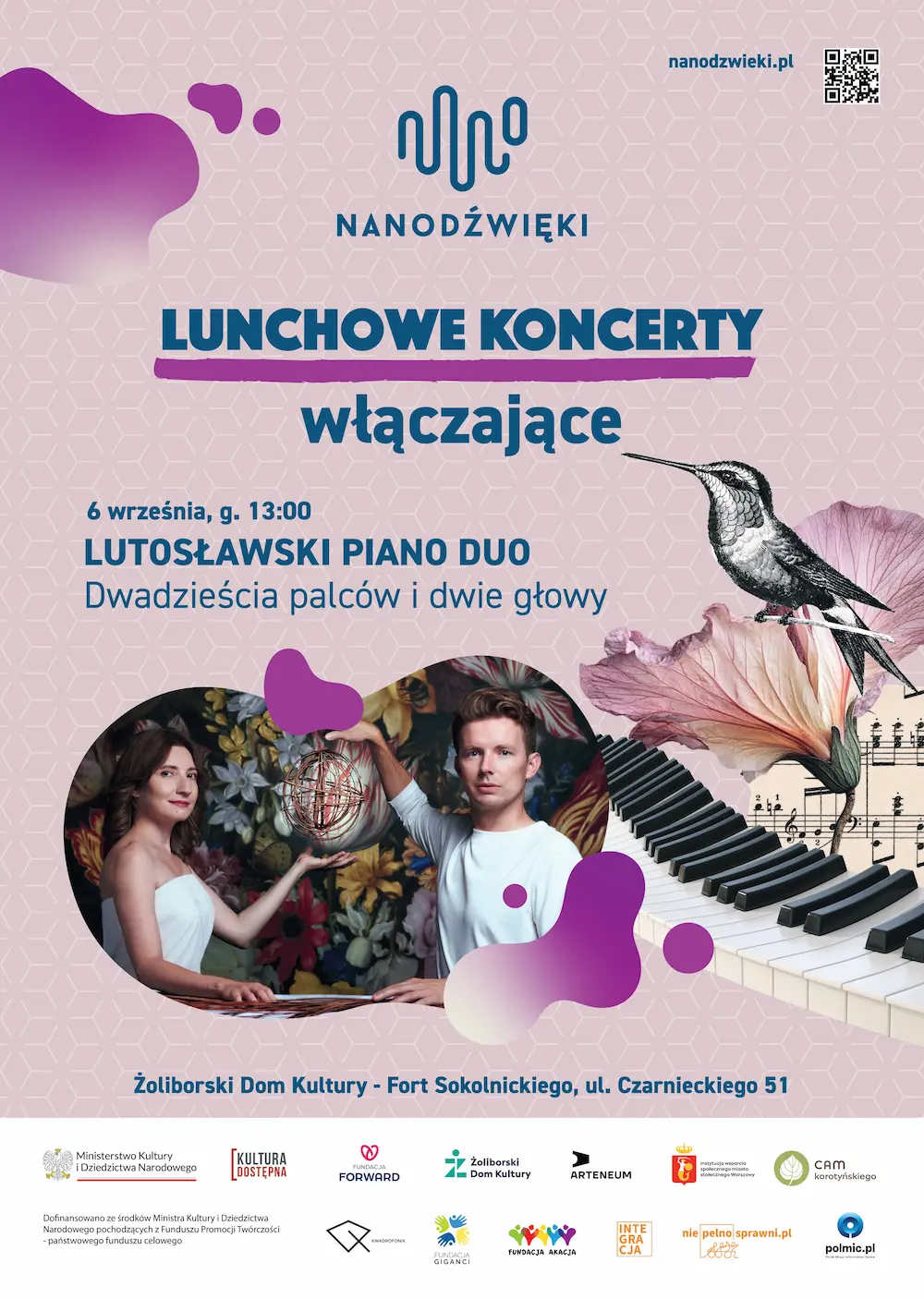Plakat promujący Lunchowe Koncerty Włączające organizowane przez Nanodźwięki. Na jasnoróżowym tle z geometrycznym wzorem znajdują się granatowe i fioletowe elementy graficzne. Centralnie umieszczono napis „Lunchowe Koncerty Włączające”. Plakat zapowiada koncert Lutosławski Piano Duo „Dwadzieścia palców i dwie głowy”, który odbędzie się 6 września o godz. 13:00 w Żoliborskim Domu Kultury – Forcie Sokolnickiego przy ul. Czarnieckiego 51 w Warszawie. W dolnej części widoczne są zdjęcia dwojga muzyków, klawiatura fortepianu, kwiaty, nuty i ilustracja kolibra. W prawym górnym rogu znajduje się logo Nanodźwięki, adres nanodzwieki.pl oraz kod QR.